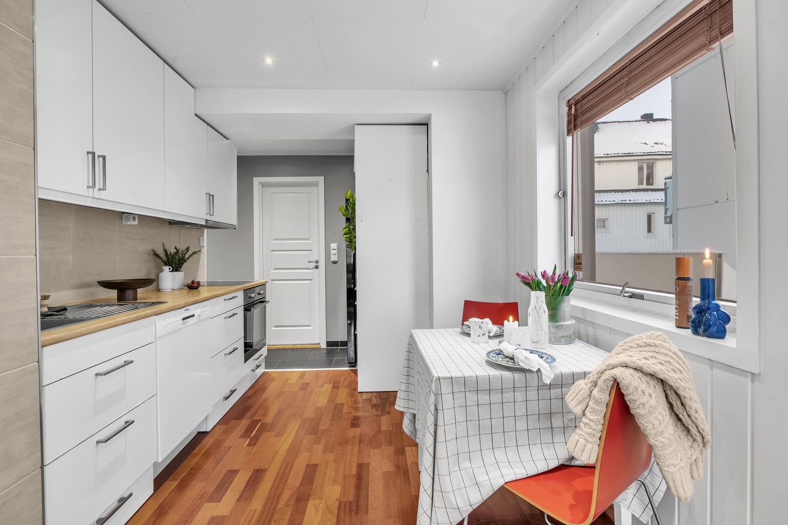 Du finner plass til spisebord på kjøkkenet Galleribilde