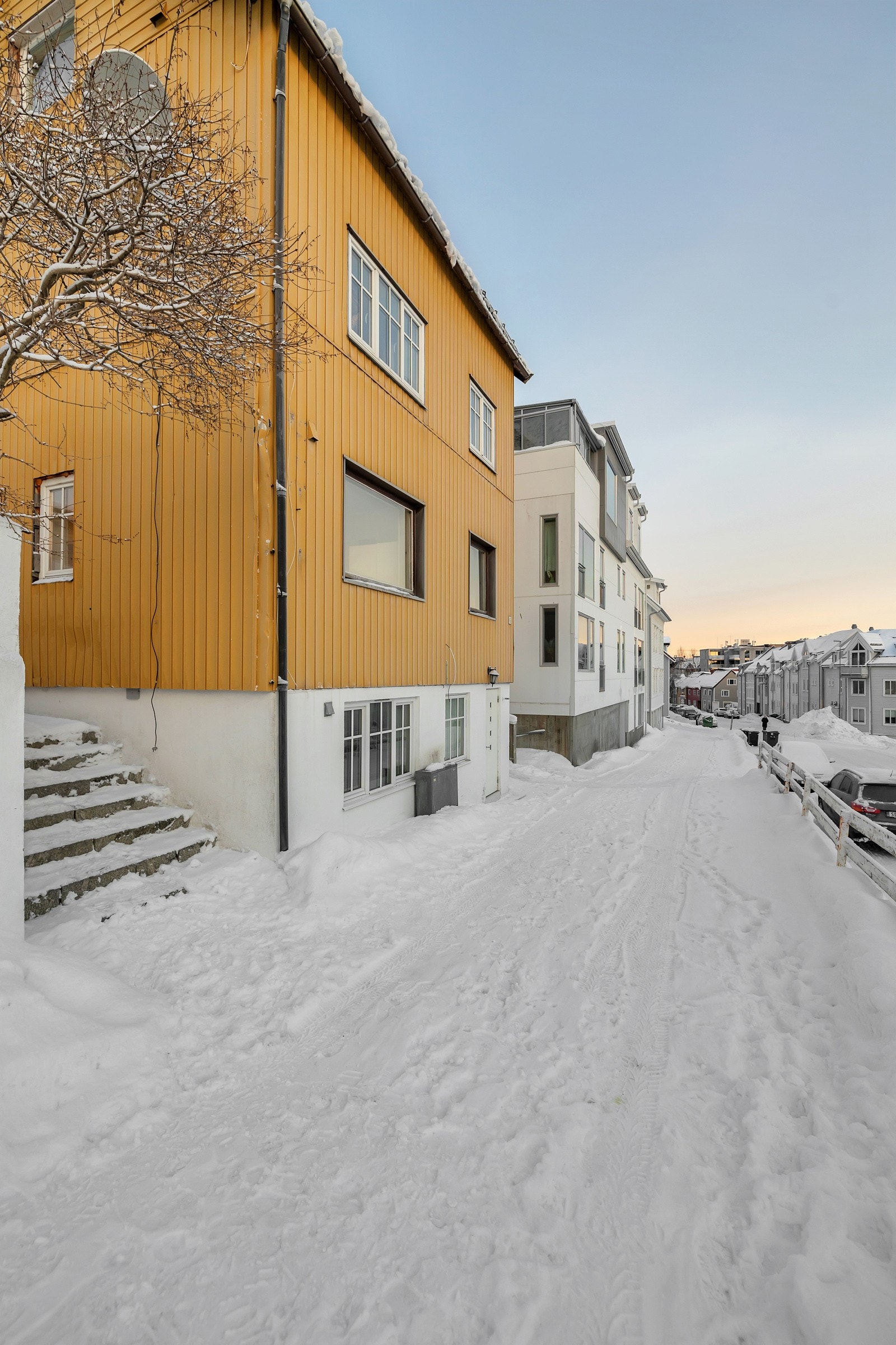 Prestenggata er en rolig og lite trafikkert gate i øvre del av sentrum Galleribilde