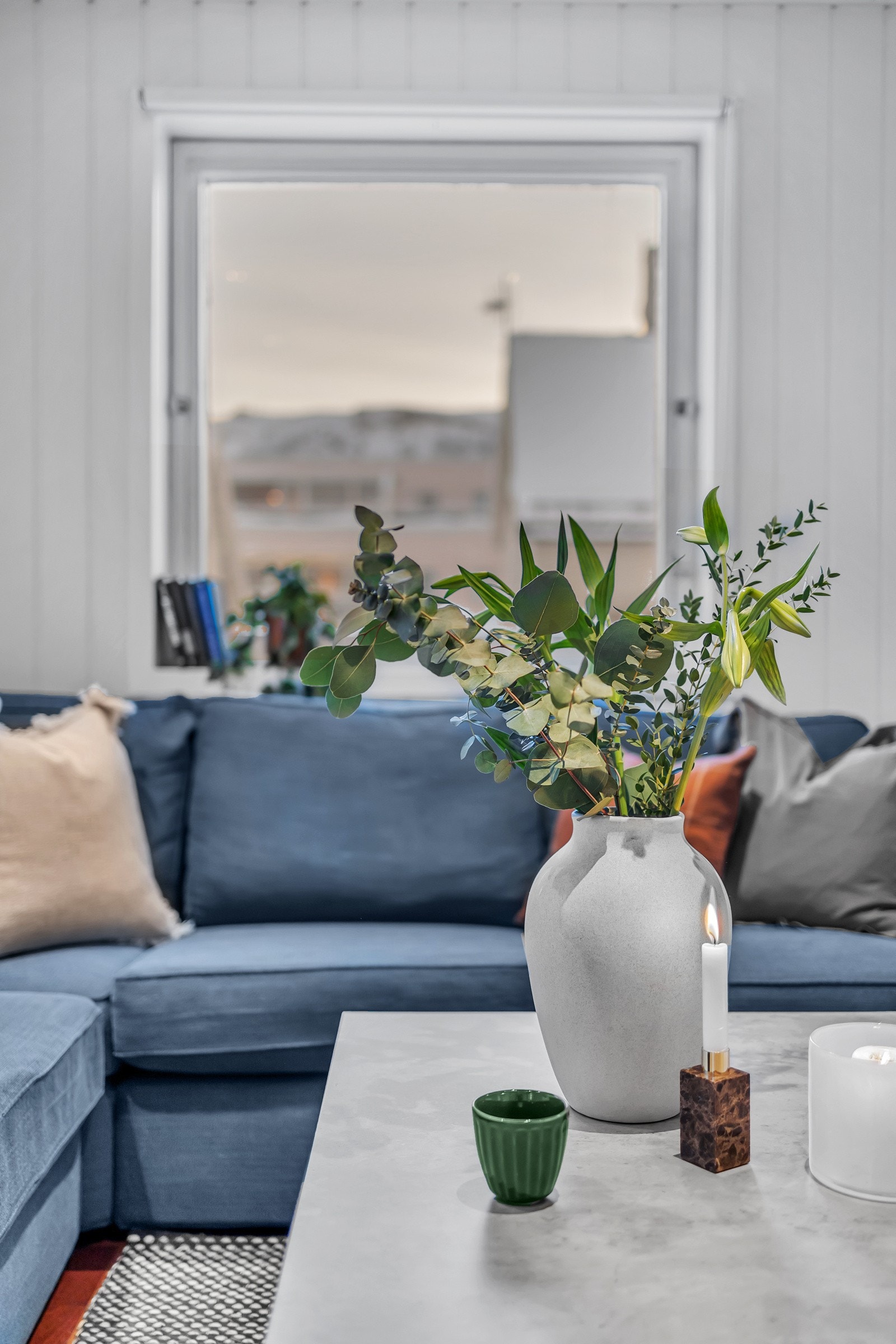 Stuen er innbydende og koselig. Gjennom vinduene ser du utover nærområdet og mot Fjellheisen på fastlandet Galleribilde