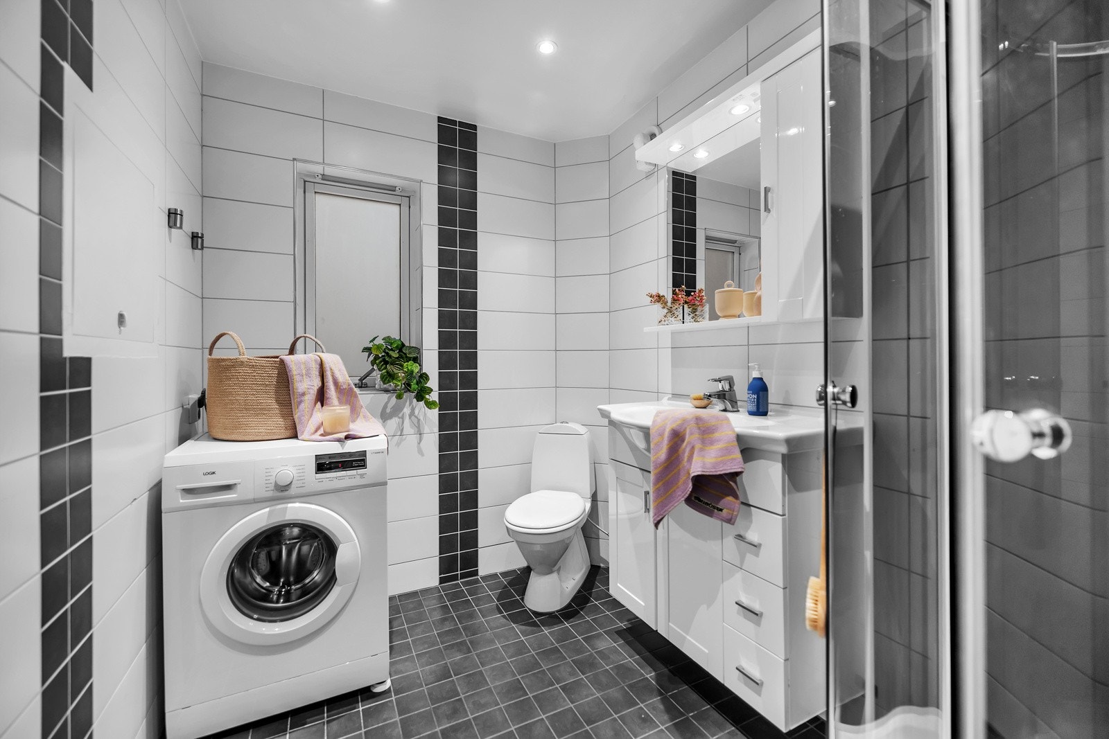 Her er det opplegg for vaskemaskin/tørketrommel, dusjkabinett, innfelt belysning i tak m.m. Galleribilde