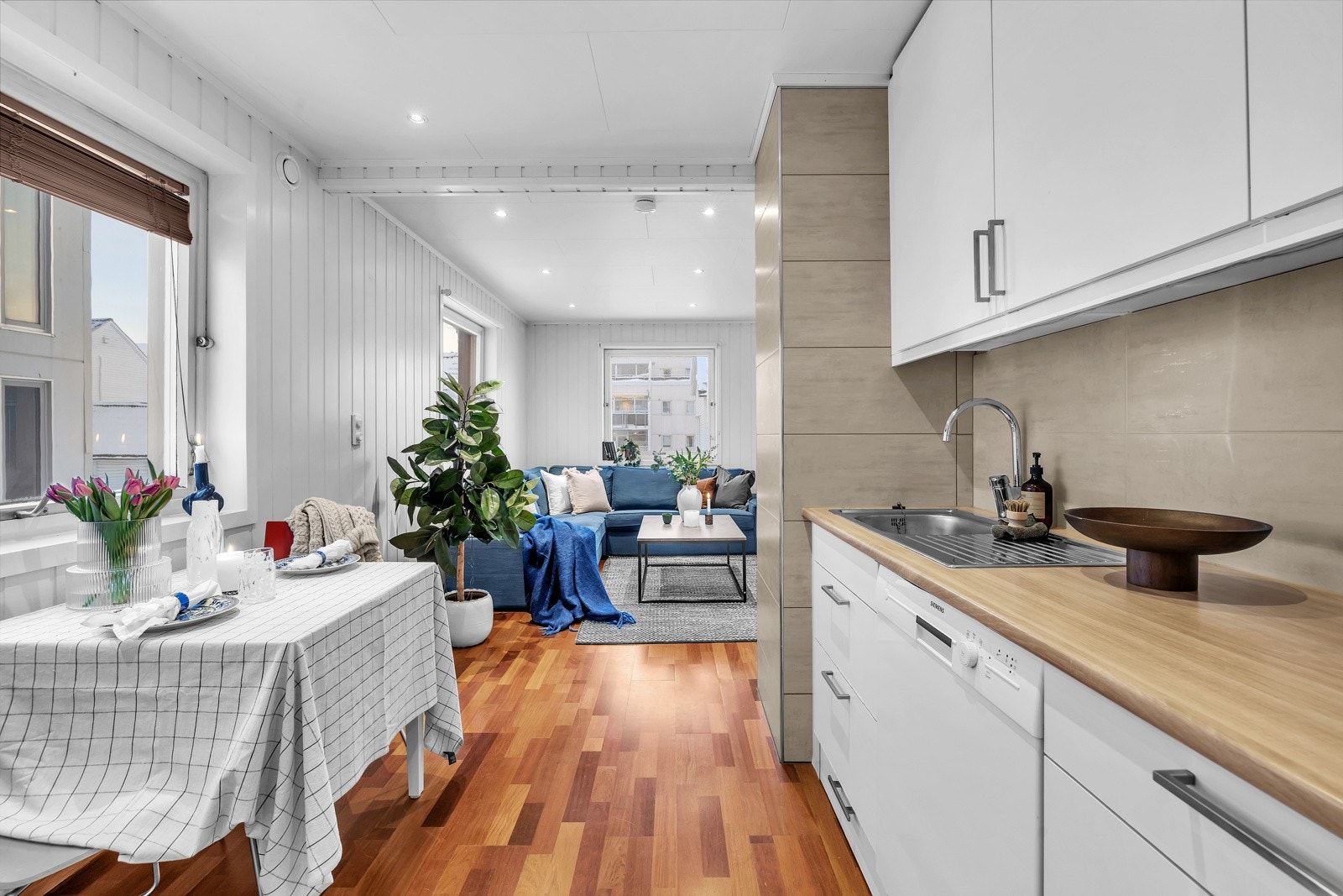 Stuen og kjøkkenet er i delvis åpen løsning Galleribilde