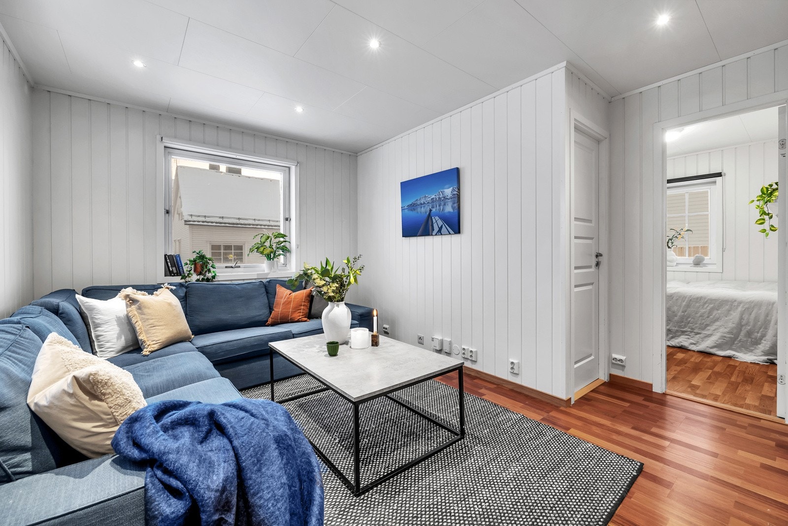 Fra stuen ledes du til leilighetens 2 soverom og kontor Galleribilde