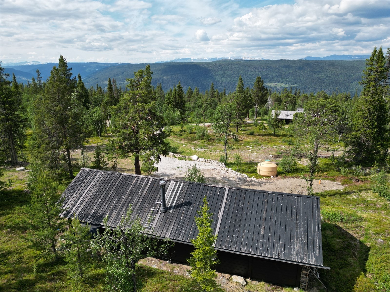 Eiendommen er beliggende i veletablert hytteområde på ca. 1000 moh. Galleribilde