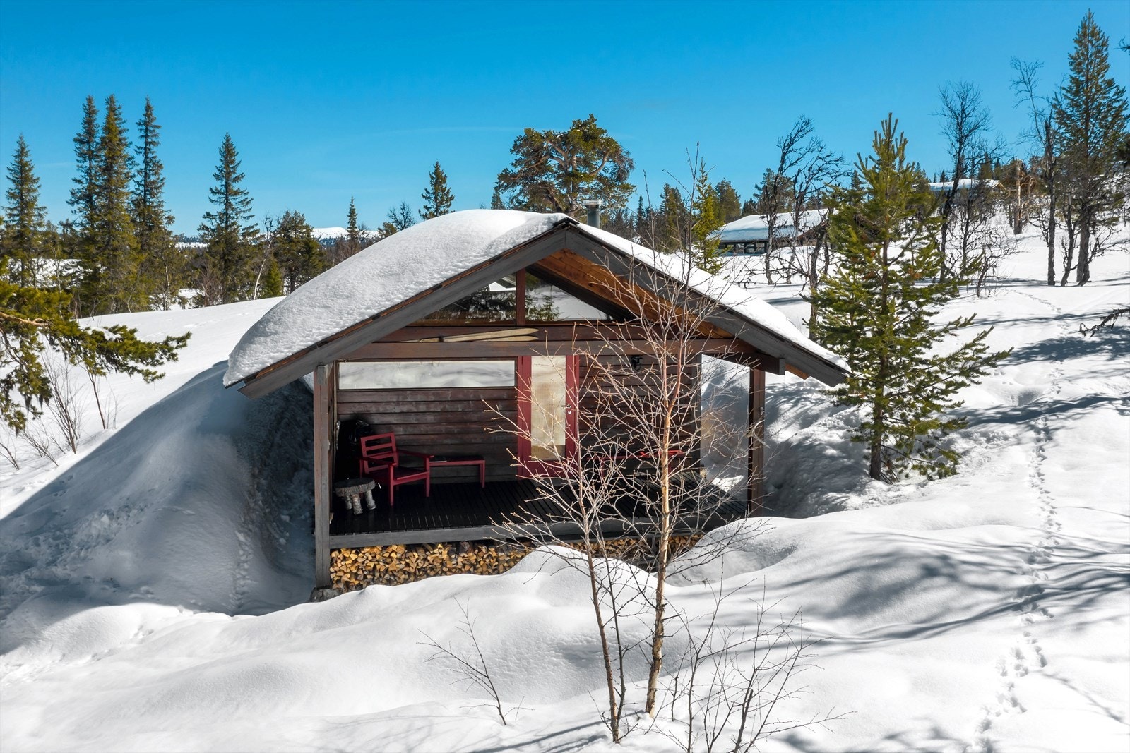 Flott utsikt over mot Reineskarvet, Hestefjellet, Blåbergi og Såta. Meget gode solforhold året rundt. Galleribilde