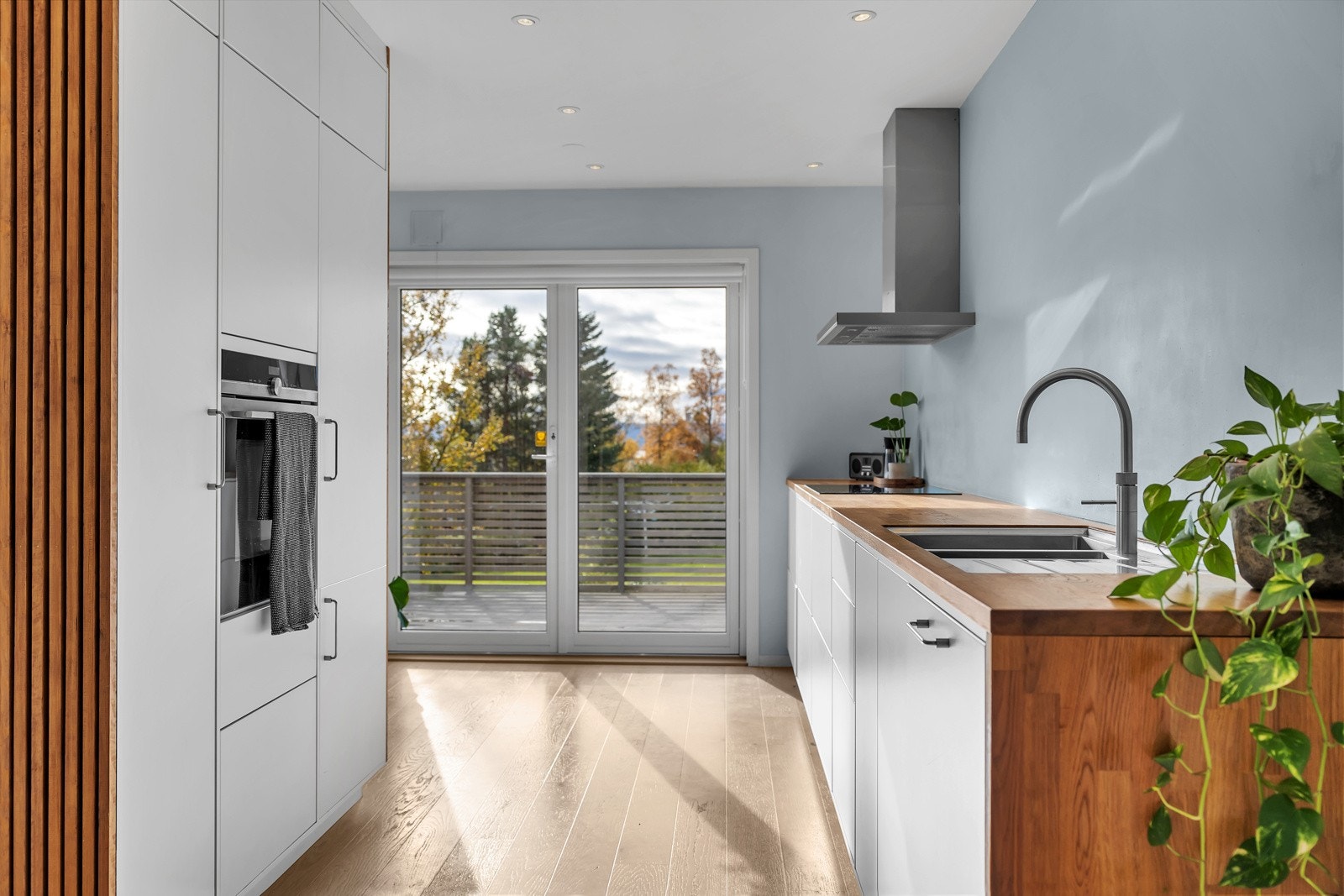 Kjøkkenet er moderne og rikelig utstyrt med integrerte hvitevare Galleribilde