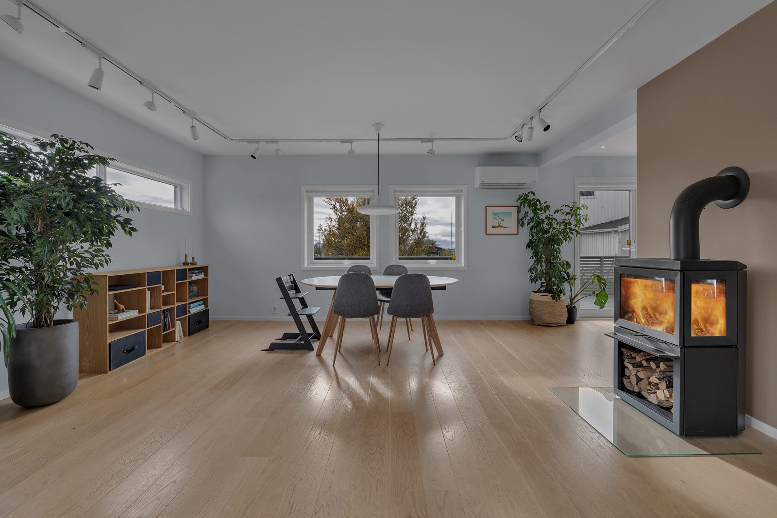 Her er det også god plass til en innholdsrik spisestue Galleribilde