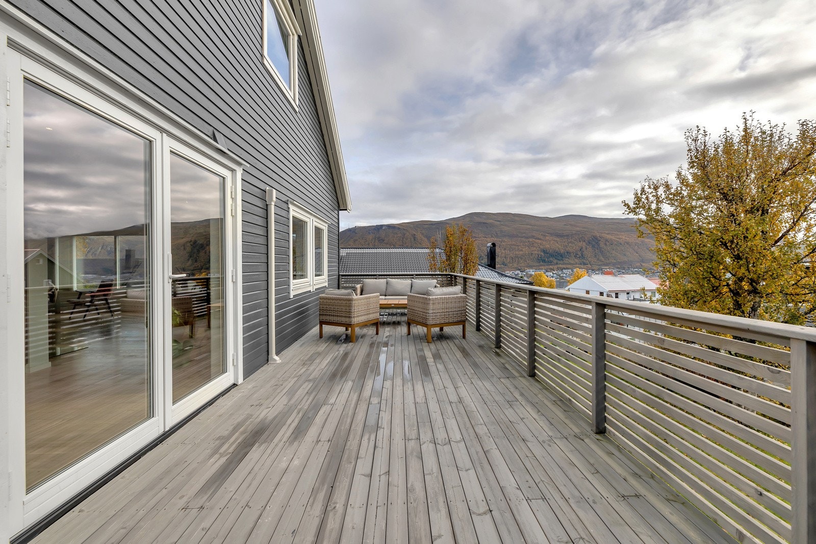 Her er det rikelig med plass til møblement og svært gode solfordhol Galleribilde