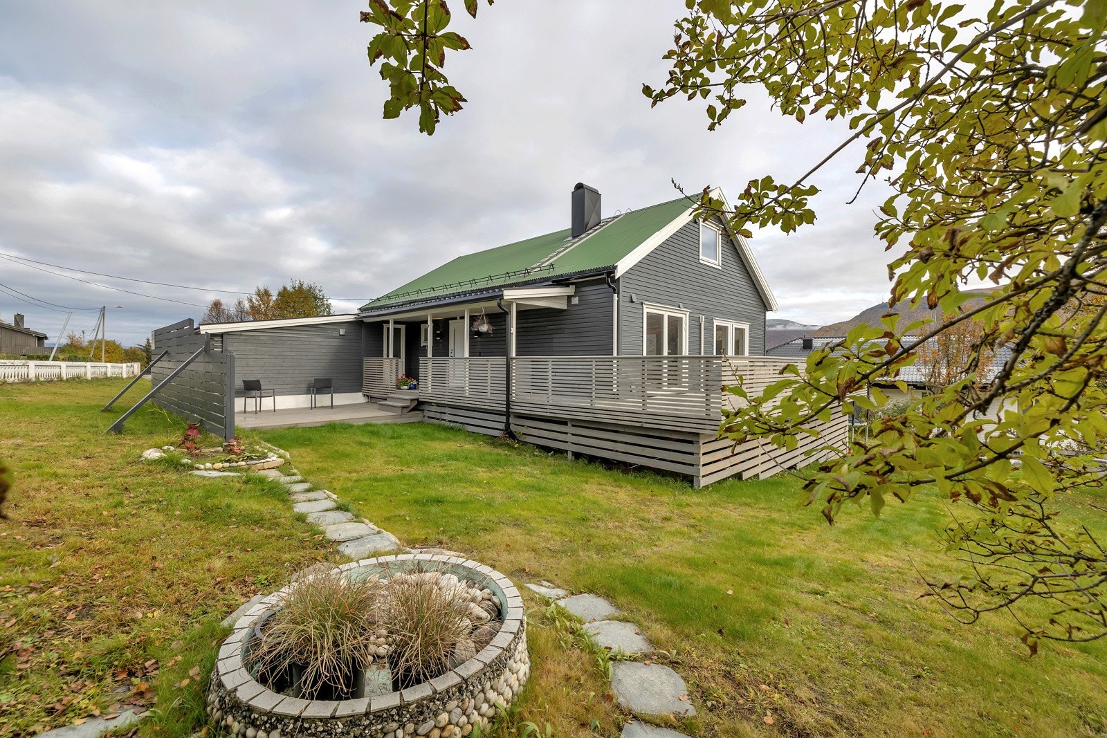 Romslig og fin hage med opparbeidet plen og prydvekster Galleribilde