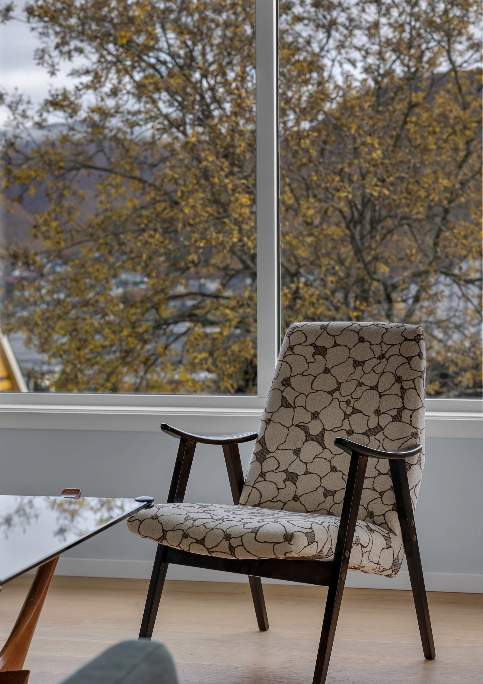 Rikelig med lysinnslipp fra vinduer hvor du ser mot sundet og fastlandet Galleribilde