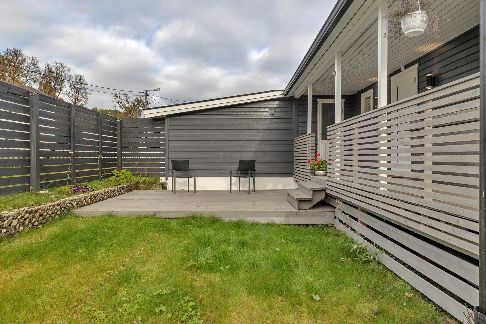 Og et flott og skjermet soldekke med inngang til kjøkkenet Galleribilde