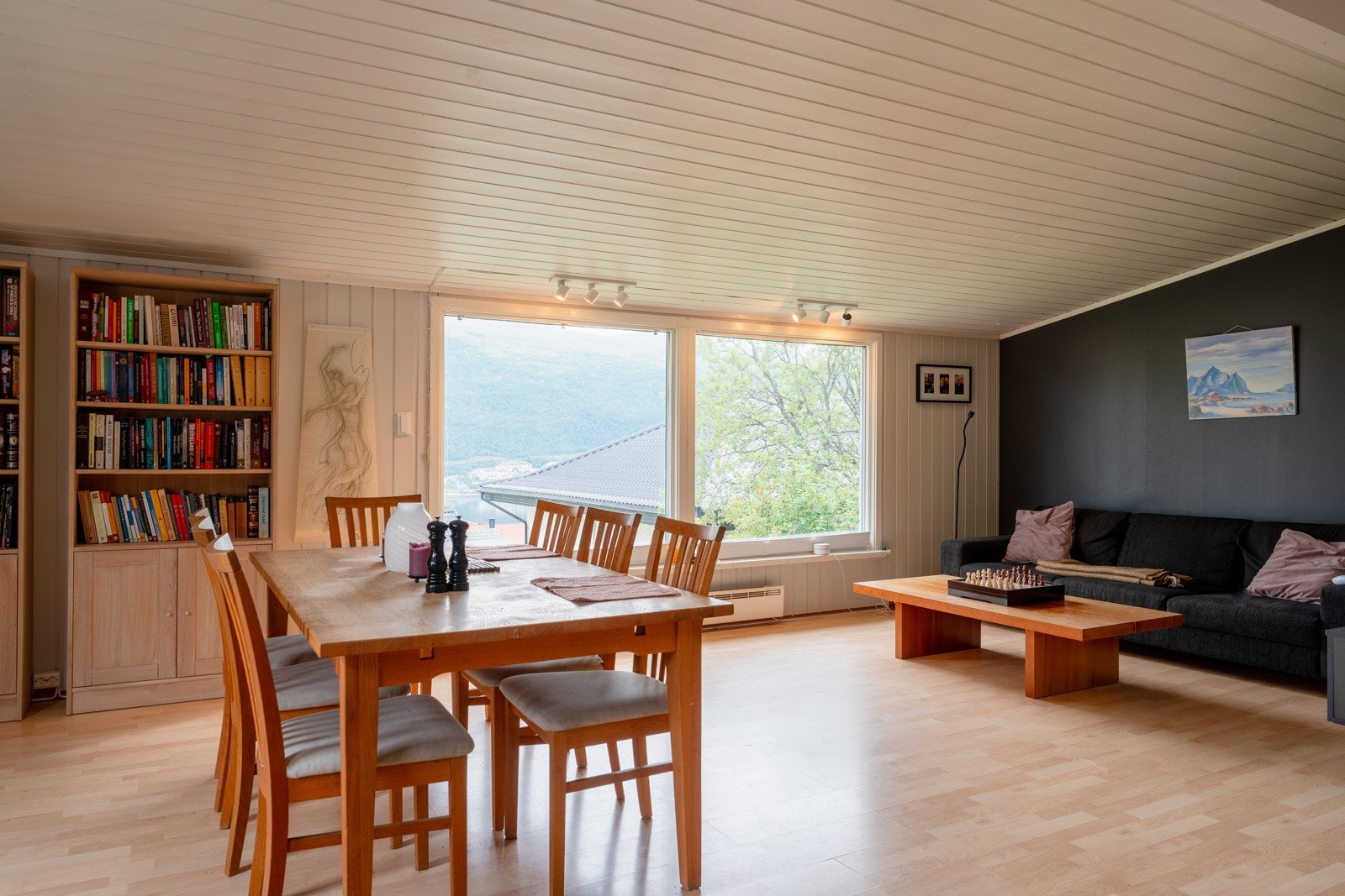 Utleiedelen er boligens kanskje beste fasilitet. Denne er på hele 121m2 og bringer i dag inn 252.000,- pr. år i skattefrie leieinntekter Galleribilde