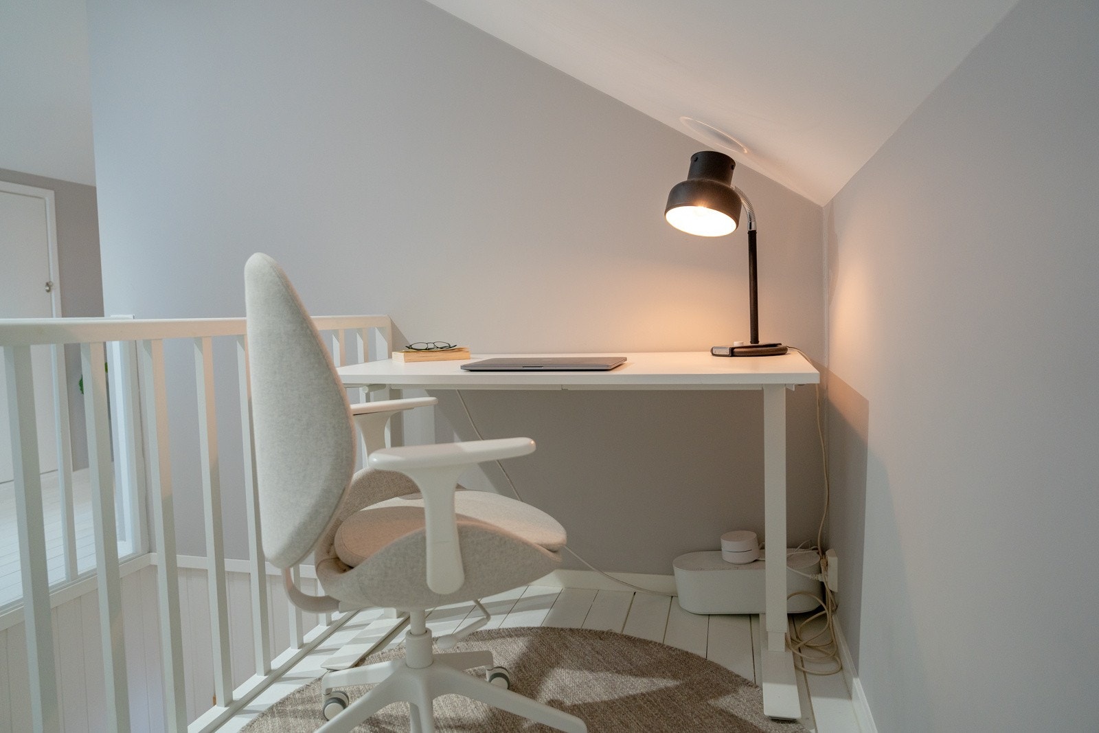 Flott utnyttelse av plass og et svært koselig hjemmekontor Galleribilde