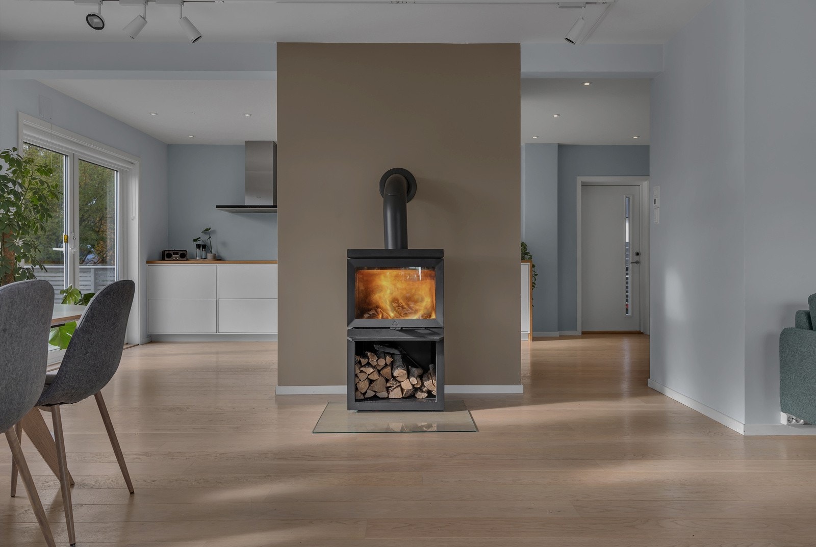 Velkommen til flotte Senjavegen 29 - en sjelden mulighet! Enebolig med 252.000,- i skattefrie leieinntekter - presentert av Storhaug + Partnere Galleribilde