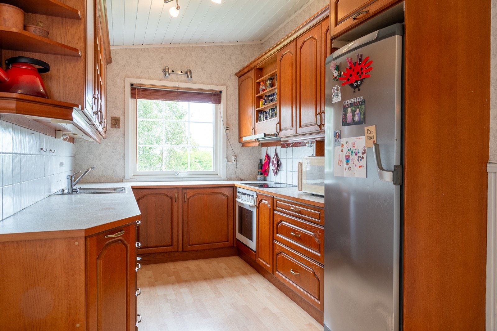 Kjøkkenet er stort og innholdsrikt Galleribilde