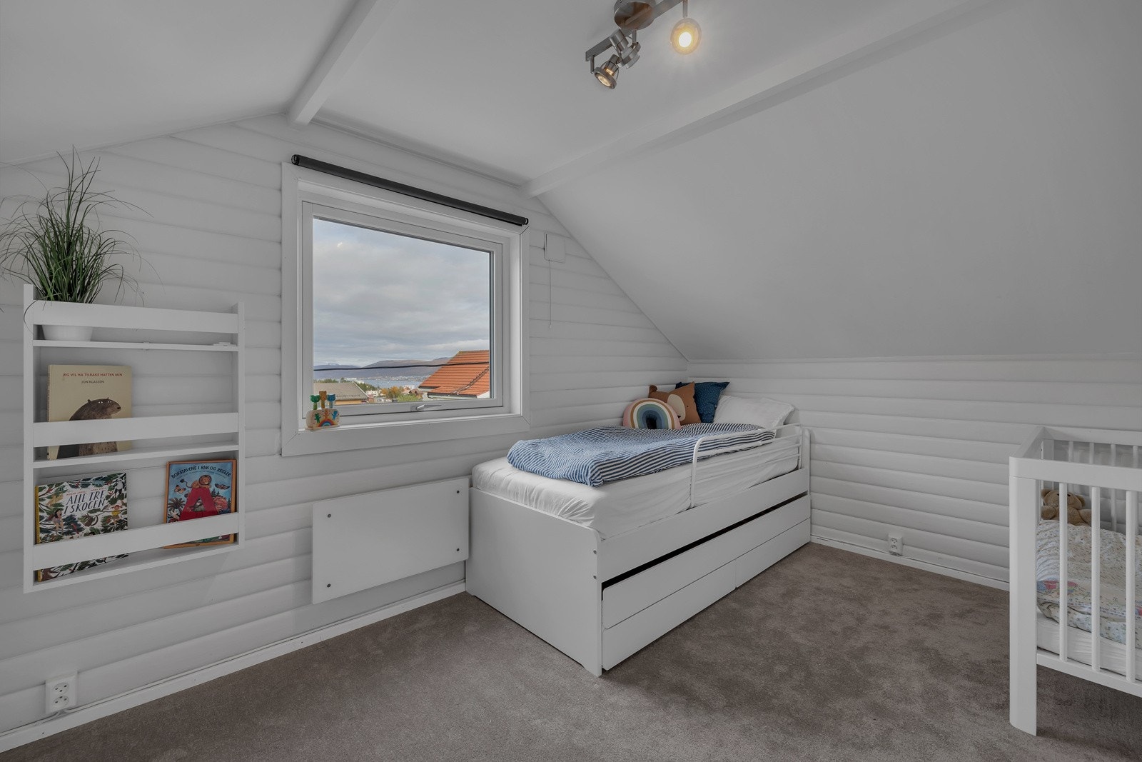 Det 2. soverommet i etasjen er i motsatt ende av gangen Galleribilde