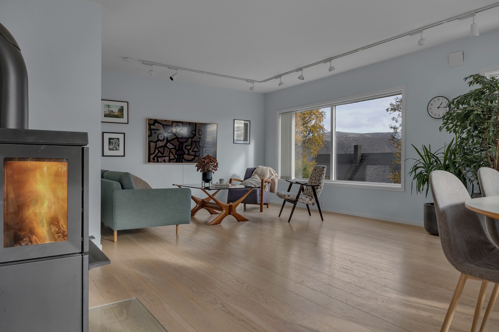 Dagligstuen er tilbaketrukket med store vindusflater i by-retning Galleribilde