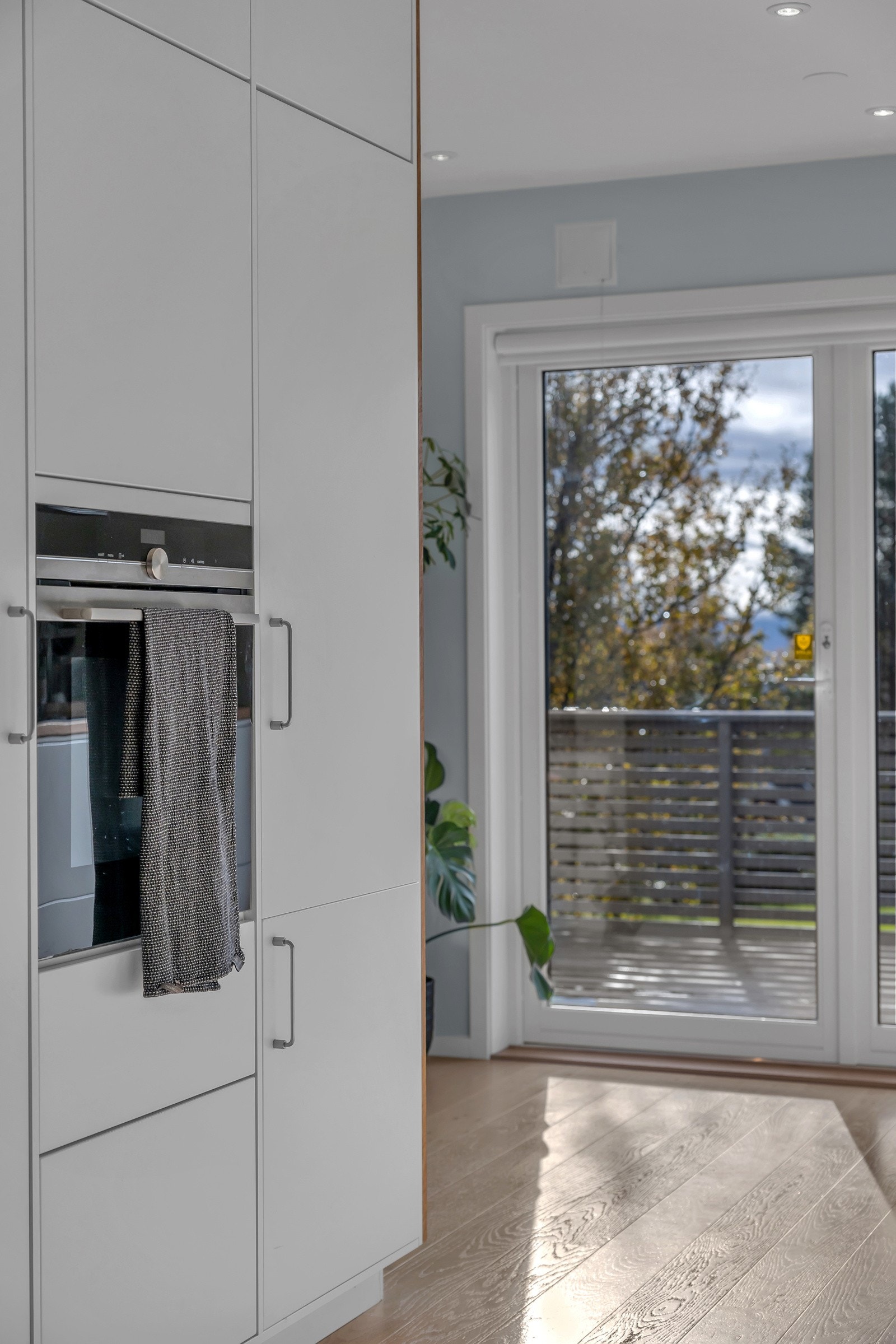 Fra kjøkkenet går du ut på stor veranda Galleribilde