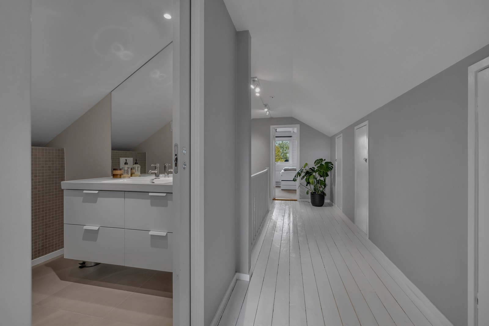 Mellom soverommene er det etablert et pent og praktisk WC Galleribilde