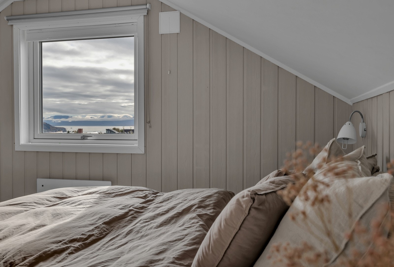 Soverom 1 er plassert mot sør i etasjen Galleribilde