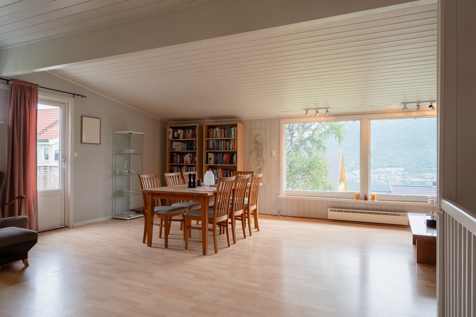 Utleiedelen har en luftig stue med store vindusflater i utsiktsretning Galleribilde