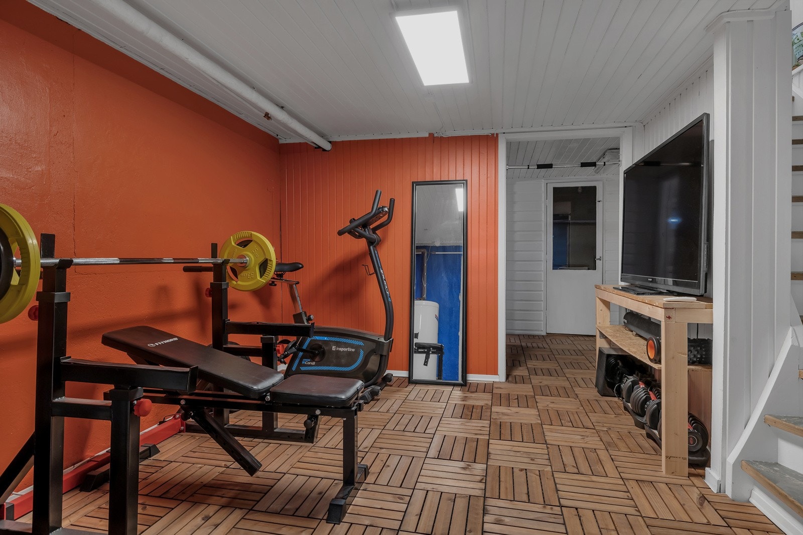 I hovedelens u.etasje er det flere fine rom som f.eks. dette treningsrommet Galleribilde