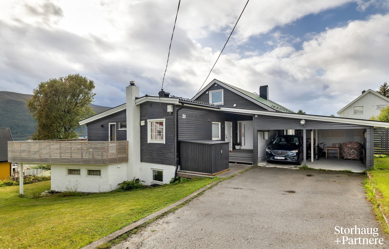 Senjavegen 29 har godt med parkering, både i dobbel carport og i innkjørsel Galleribilde