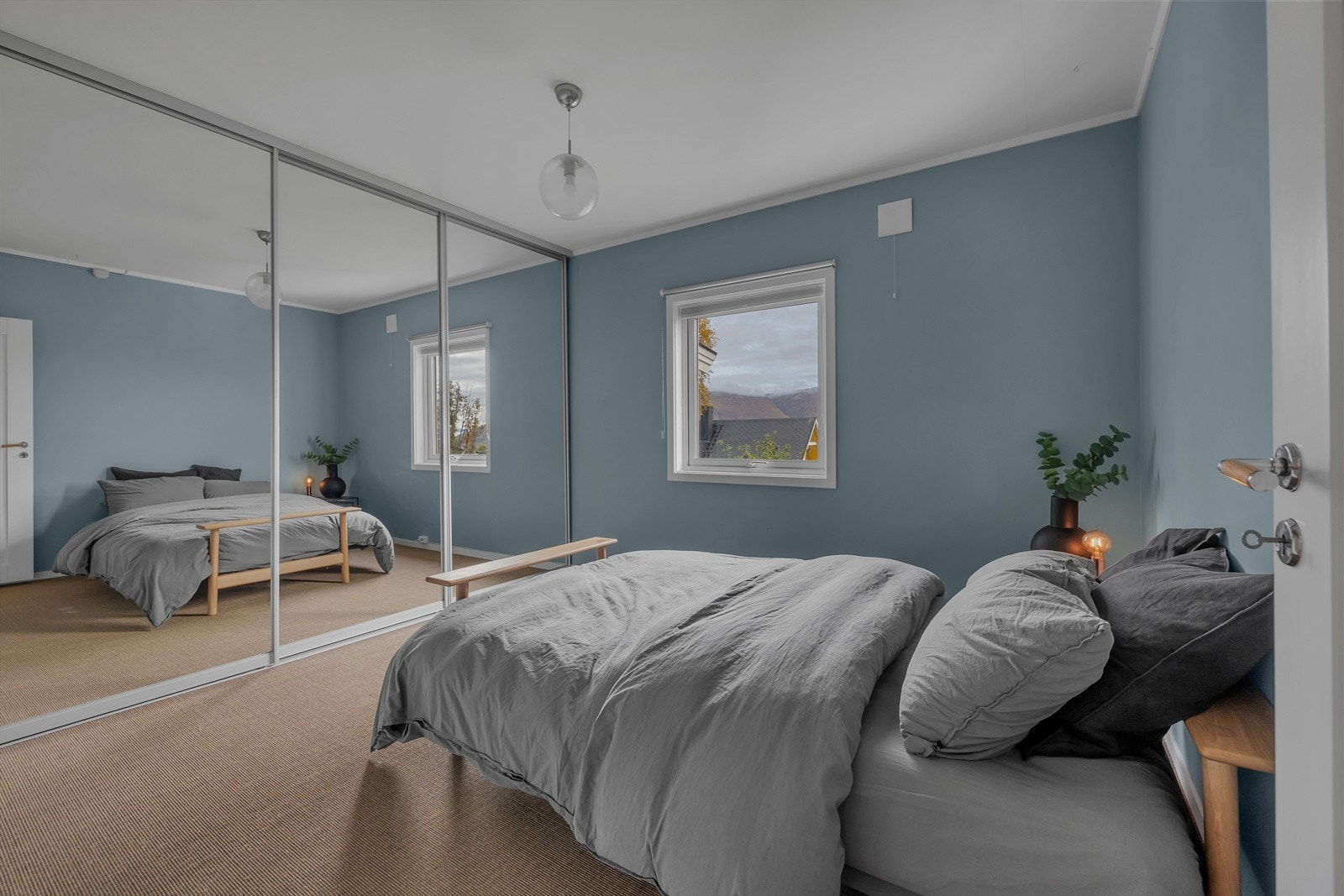 Stort rom med plass til dobbeltseng Galleribilde