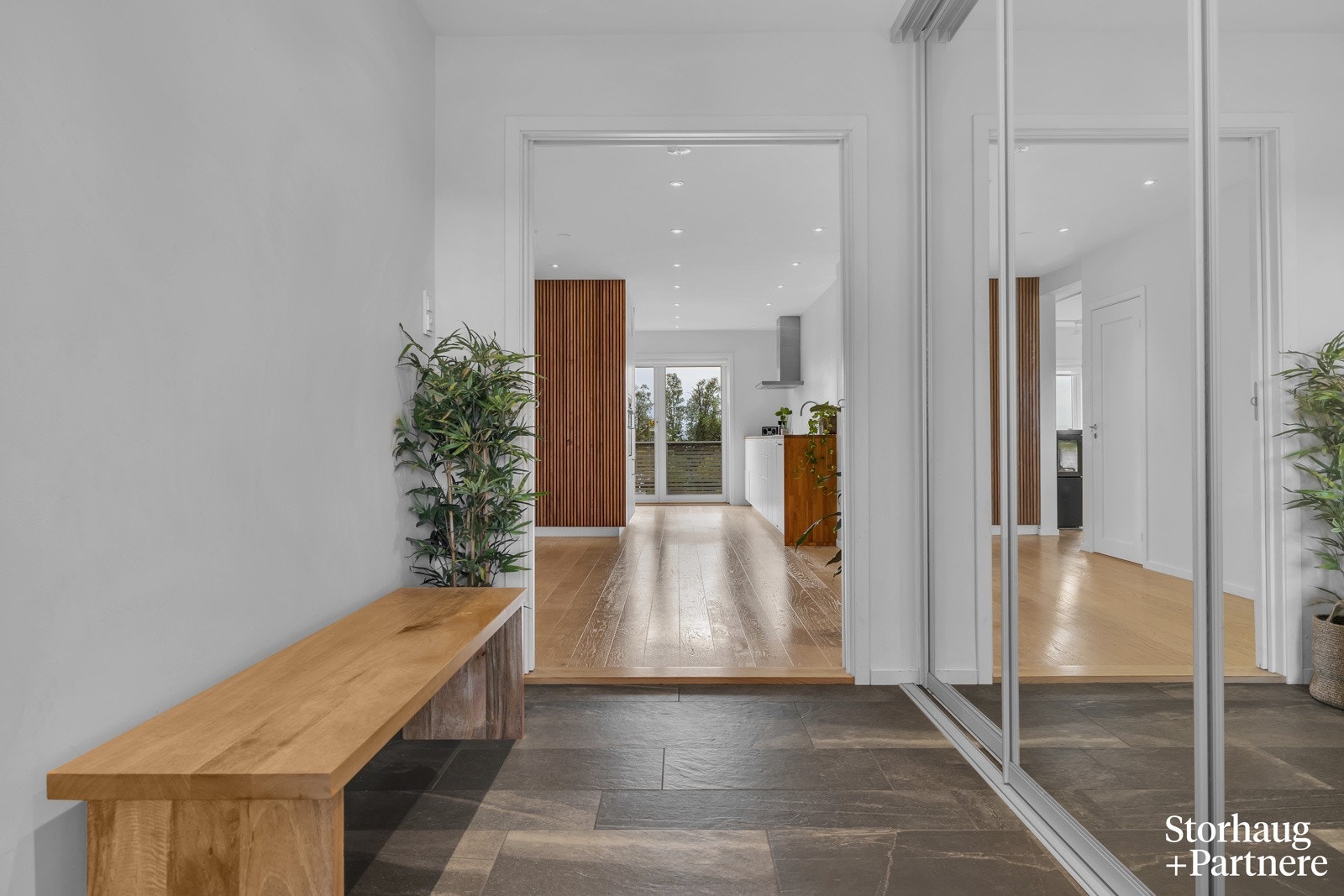 Det første som møter deg er et hyggelig inngangsparti med stor skyvedørsgarderobe og skyvedører inn mot stue/kjøkken Galleribilde