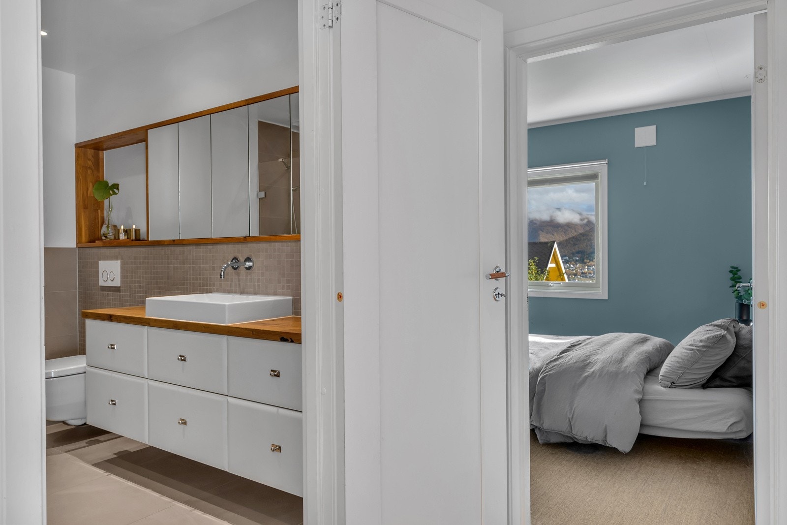 Soverommet i 1. etasje er plassert innenfor badet Galleribilde