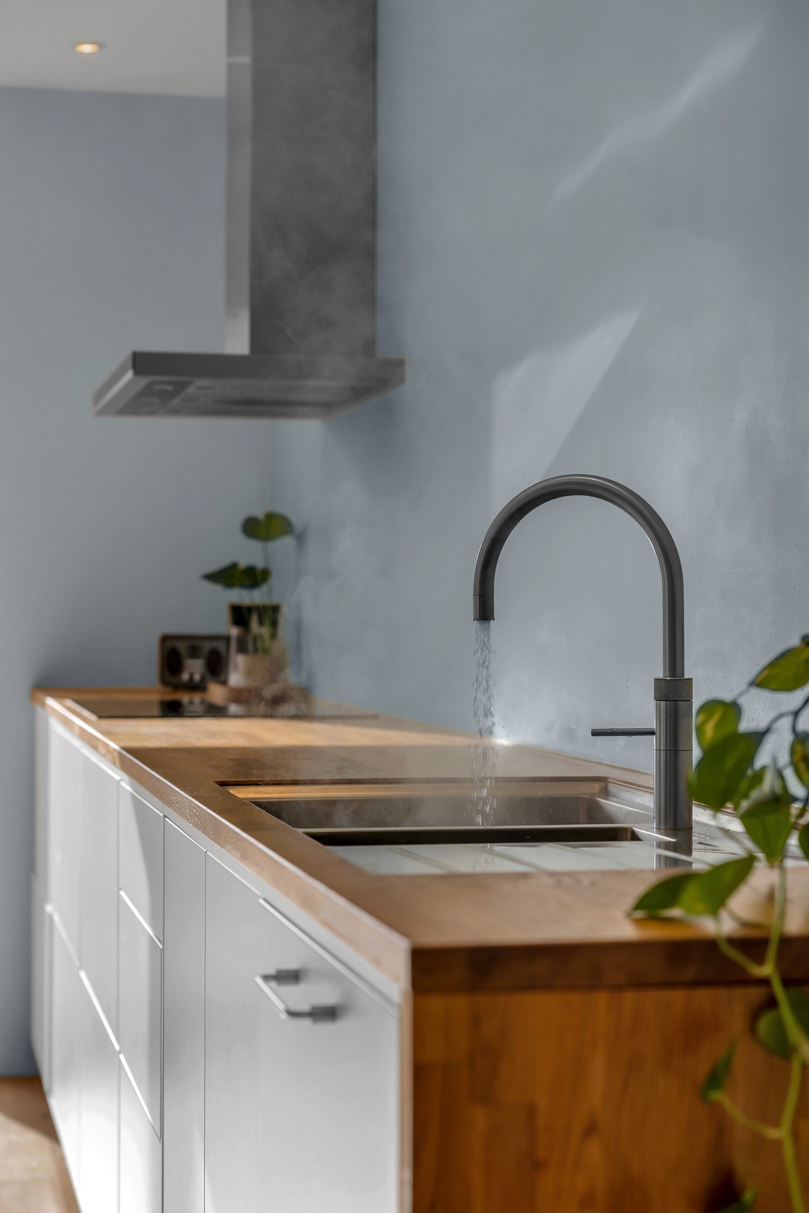 Vasken på kjøkkenet har quooker-funksjon (110 grader varmt vann direkte i springen) Galleribilde