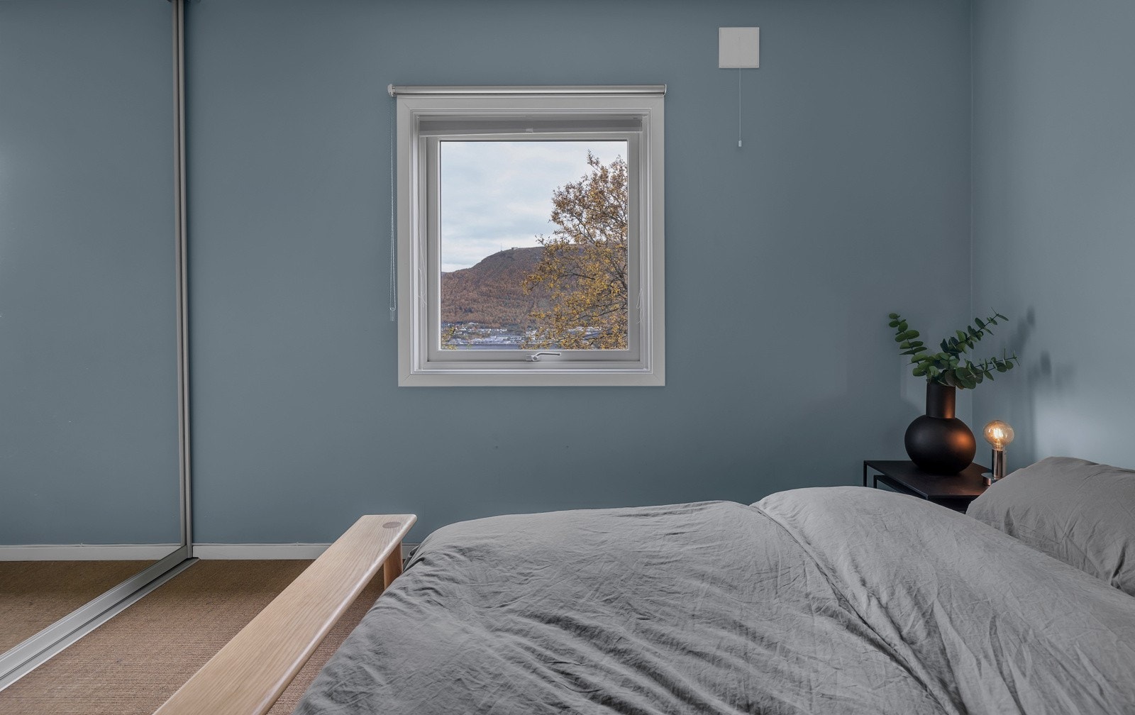 Praktisk skyvedørsgarderobe på langs hele nord-veggen Galleribilde