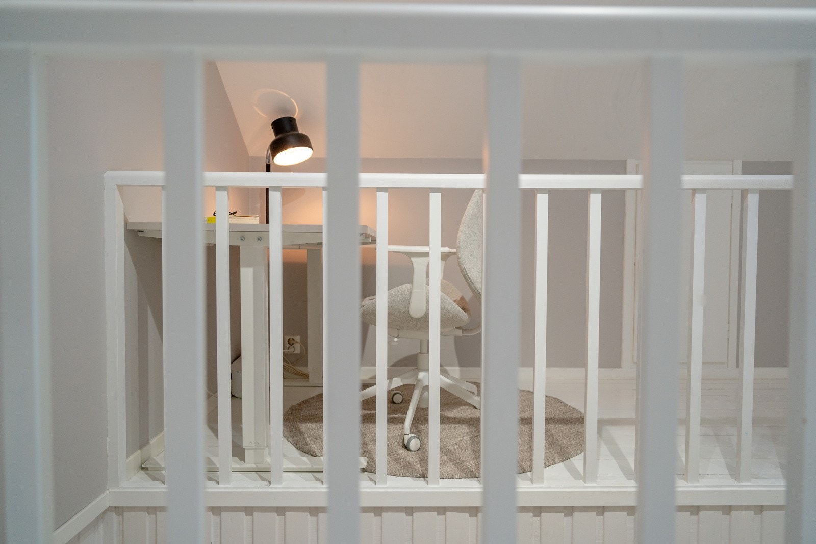 I Senjavegens 2. etasje er messaninen pent unyttet som hjemmekontor og gang mellom hoveddelens soverom 2 og 3 Galleribilde