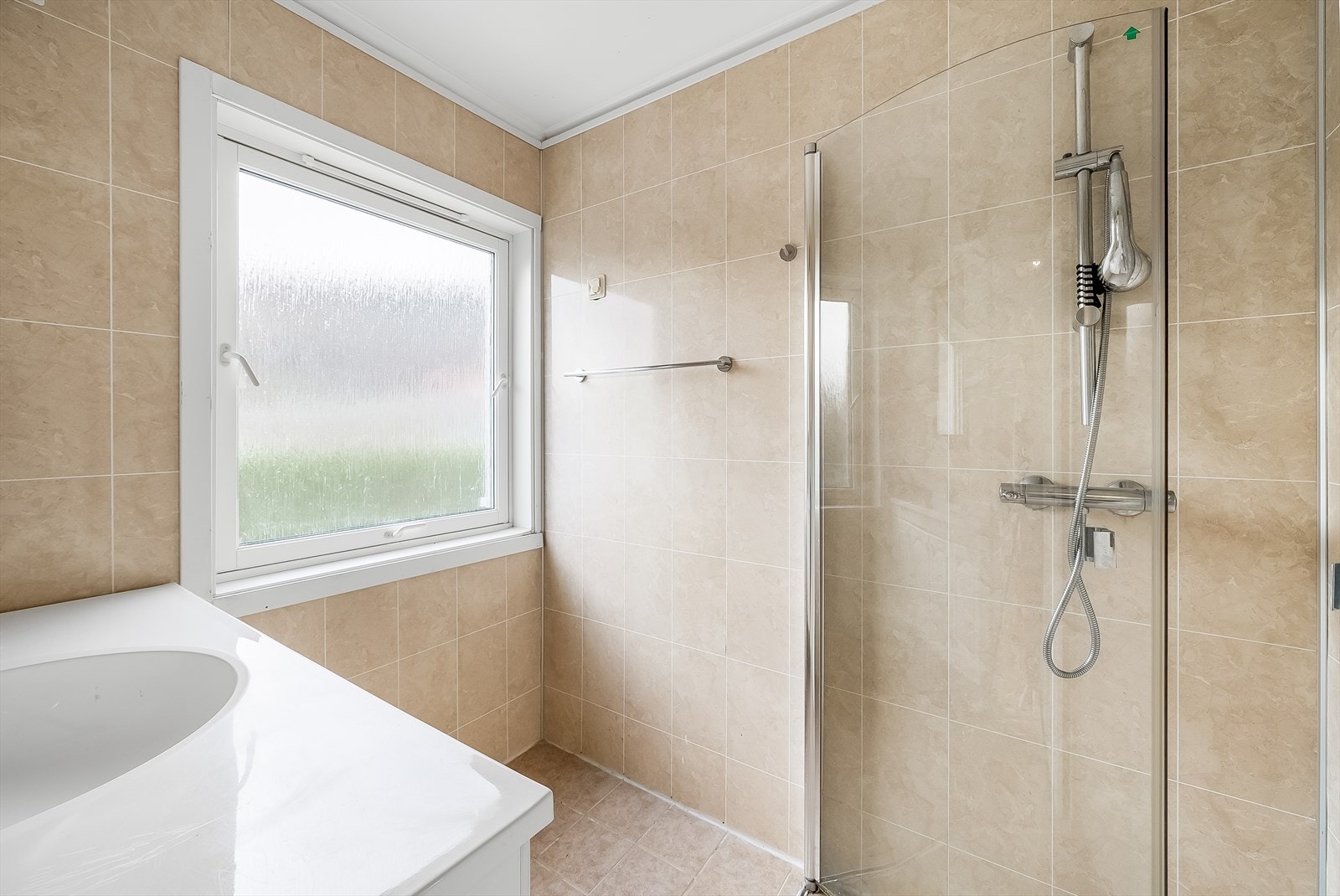 Bad i 1. etasje. Innredet med baderomsinnredning og dusjløsning. Galleribilde