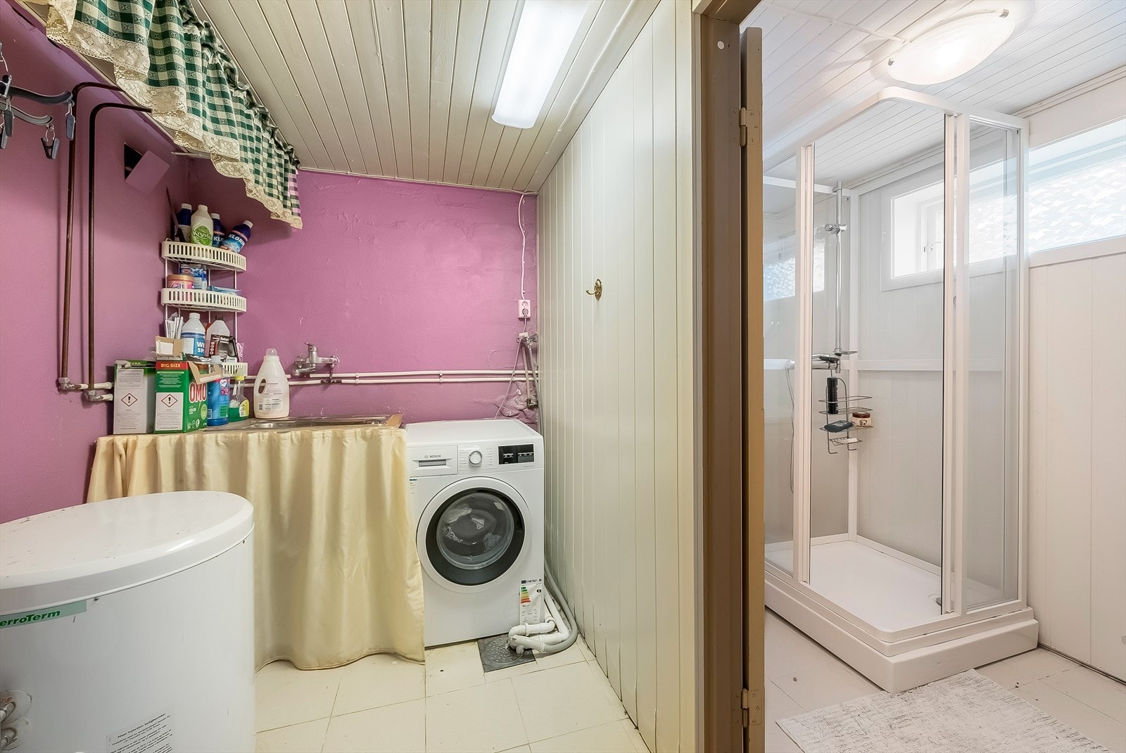 Bad innforbi vaskerom. Galleribilde