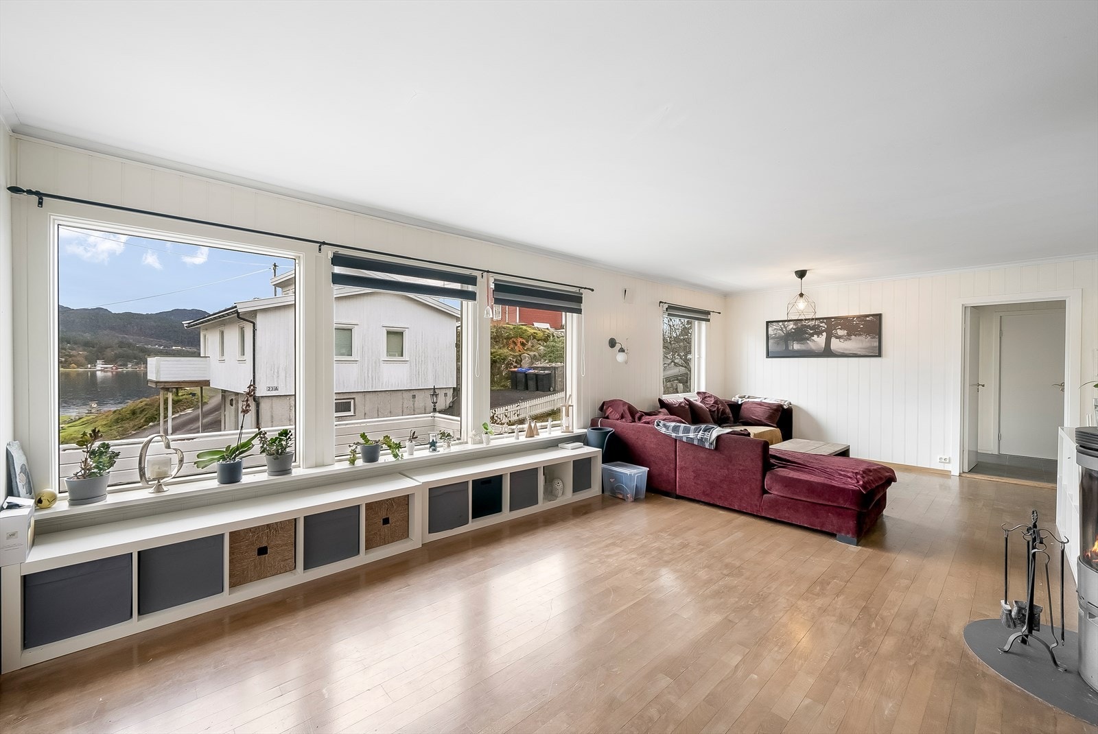 Vinkelstue med store vindusflater som gir godt med lys inn. Galleribilde