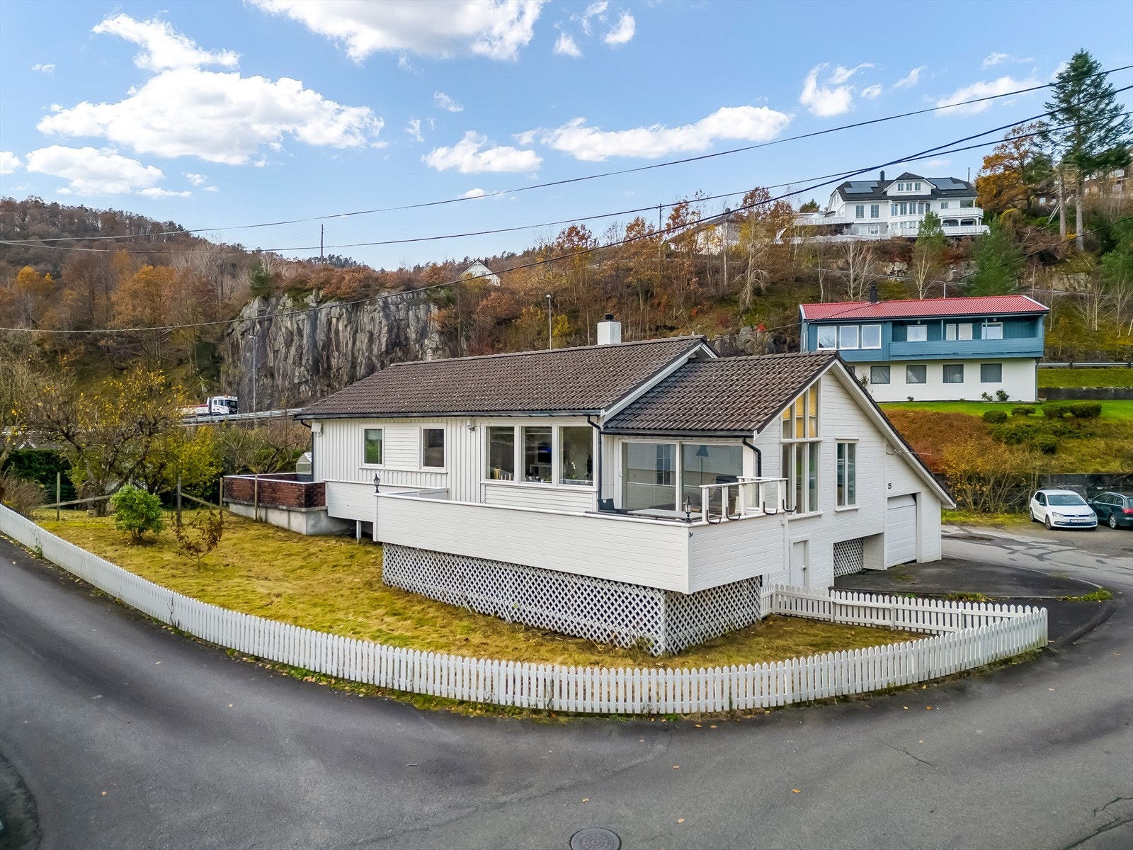 Enebolig på flat tomt med kort avstand til sjøen og offentlig friområde. Galleribilde