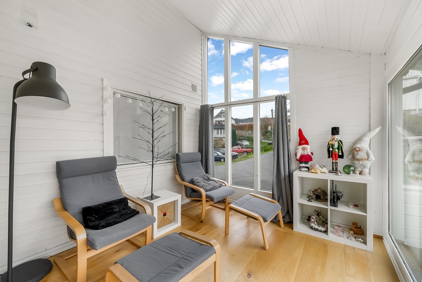 Store vindusflater slipper godt med lys inn. Galleribilde