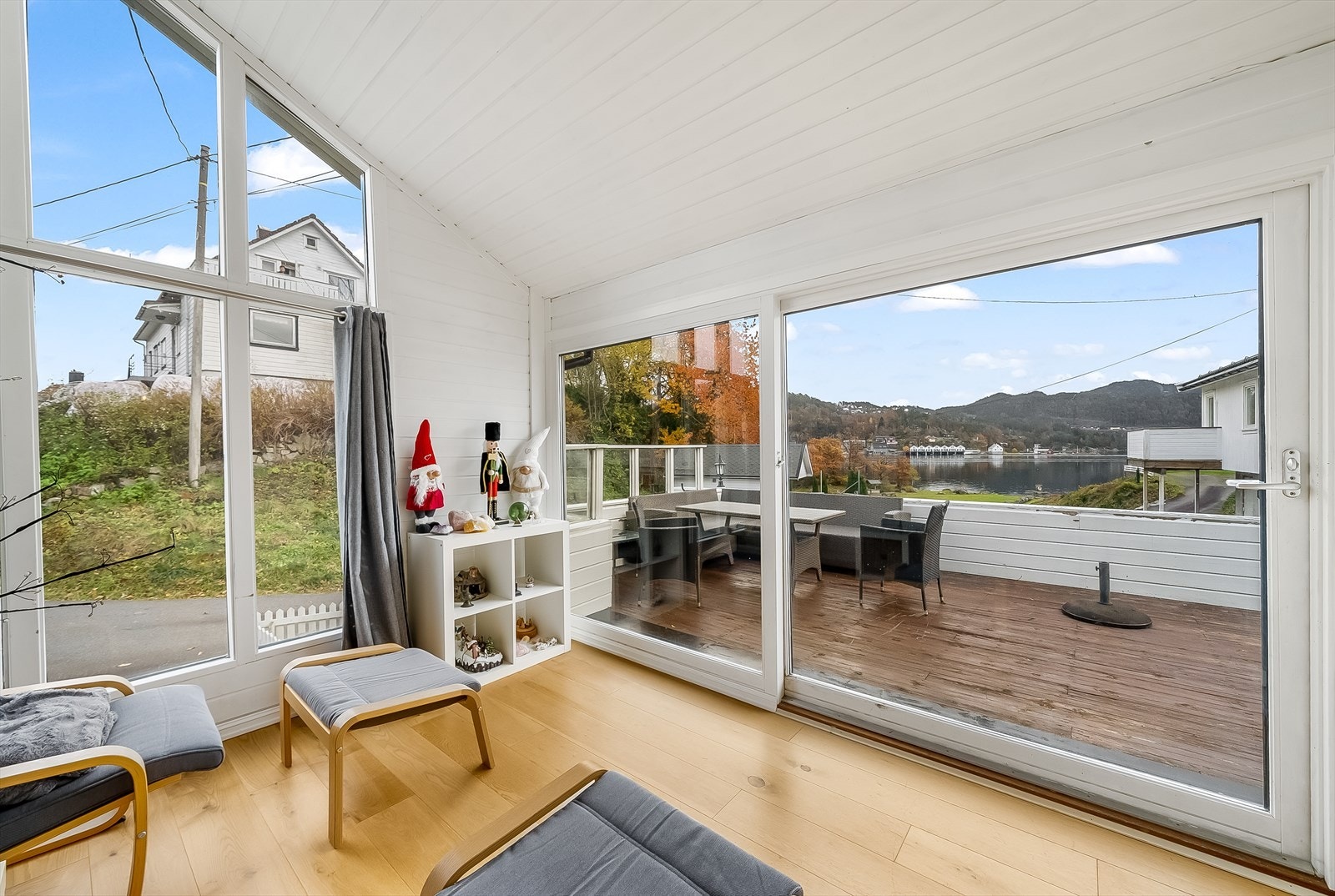 Ekstra stue/vinterhage med stor skyvedør ut til terrassen. Galleribilde