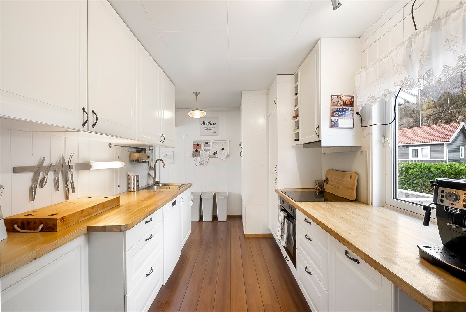 Pent Ikea kjøkken med integrerte hvitevarer. Hvitevarene medfølger handelen. Heltre benkeplate. Galleribilde