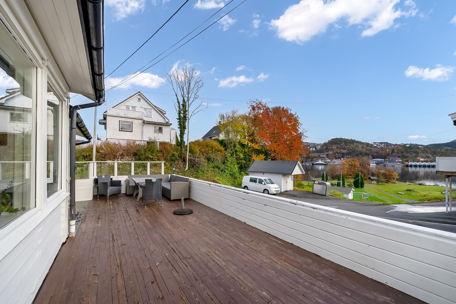 Fra eiendommen er det fin utsikt ned mot odden og sjøen. Galleribilde