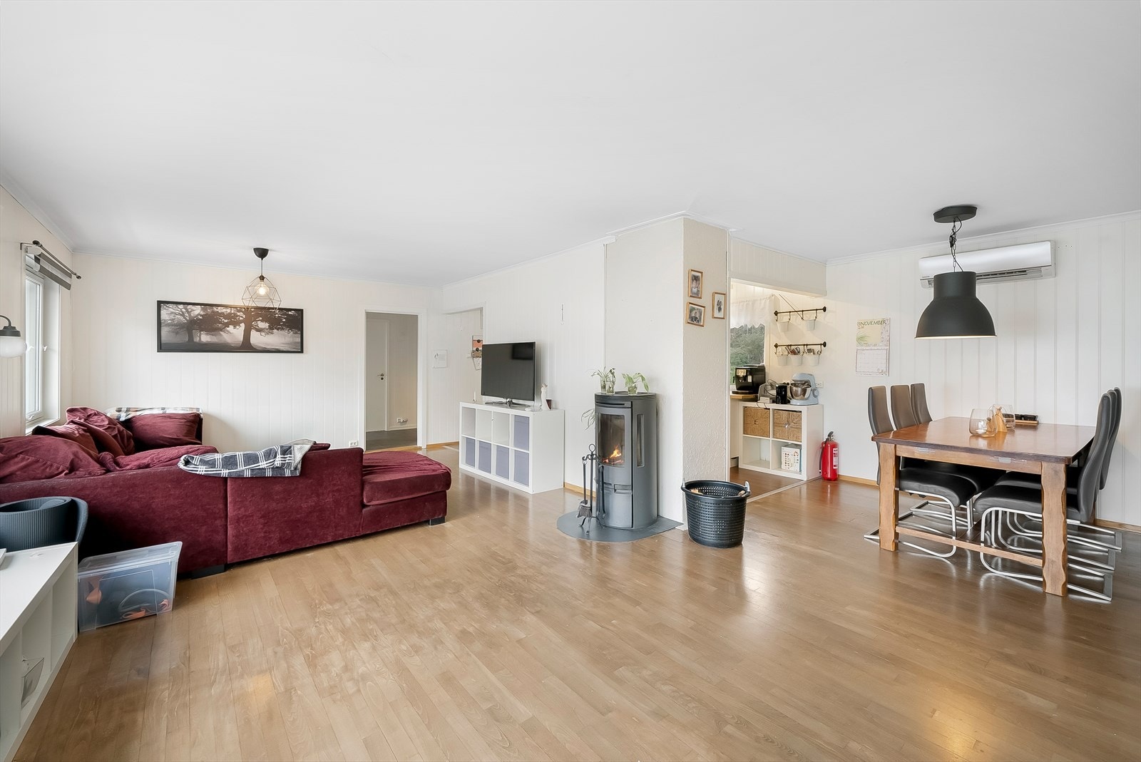 Varmepumpe og vedovn i stua. Galleribilde