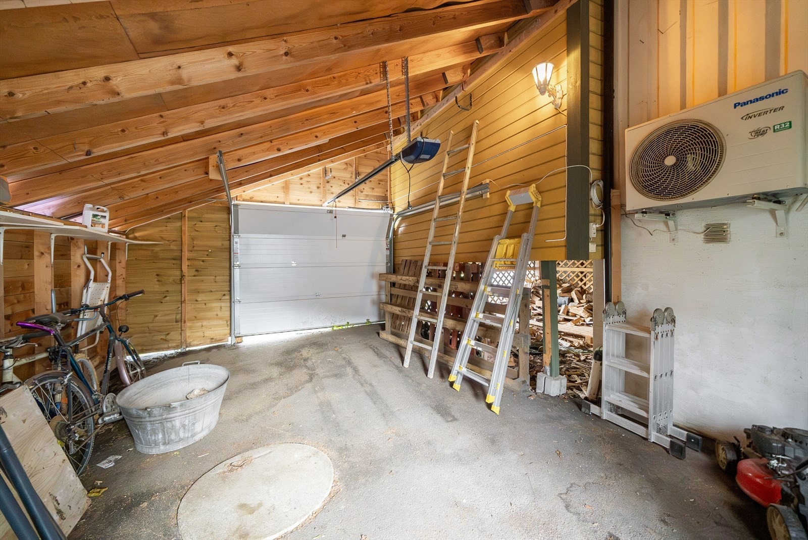 Garasje - opprinnelig godkjent som carport. Stengt igjen med port og dør (ikke byggesøkt). Galleribilde