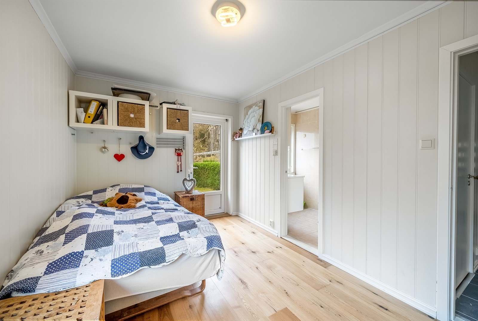 Inngang til privat bad fra hovedsoverommet. Galleribilde