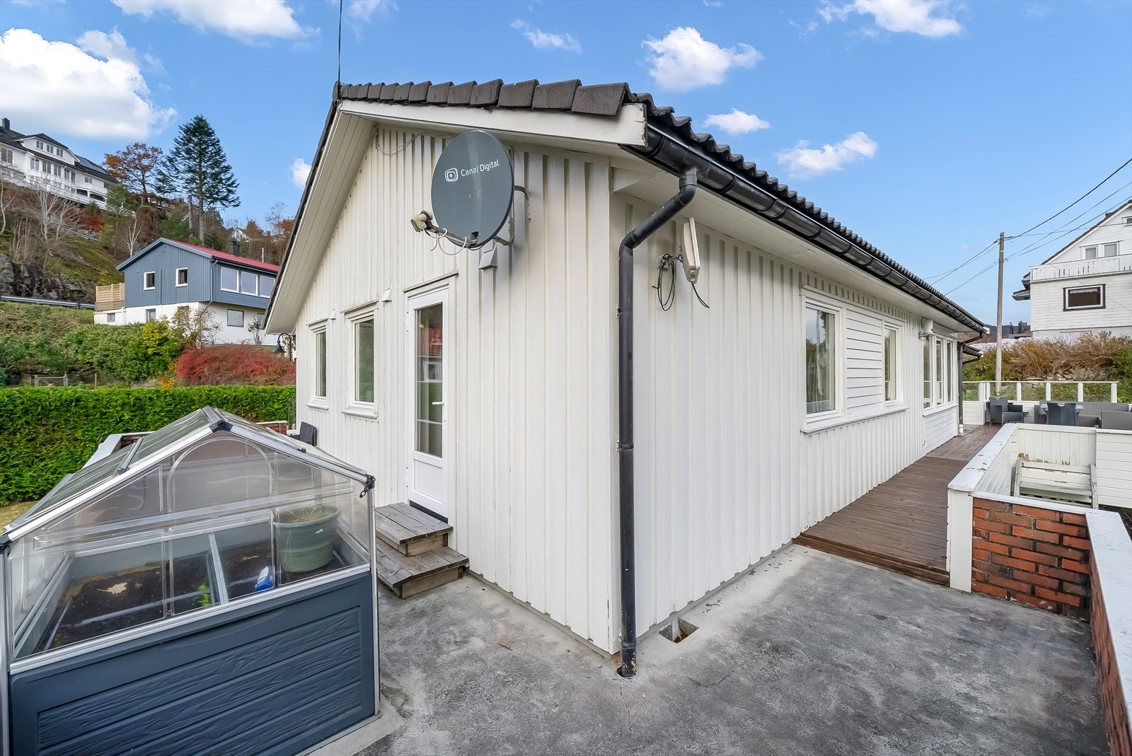 Terrassen går langs endevegg og langvegg. Galleribilde