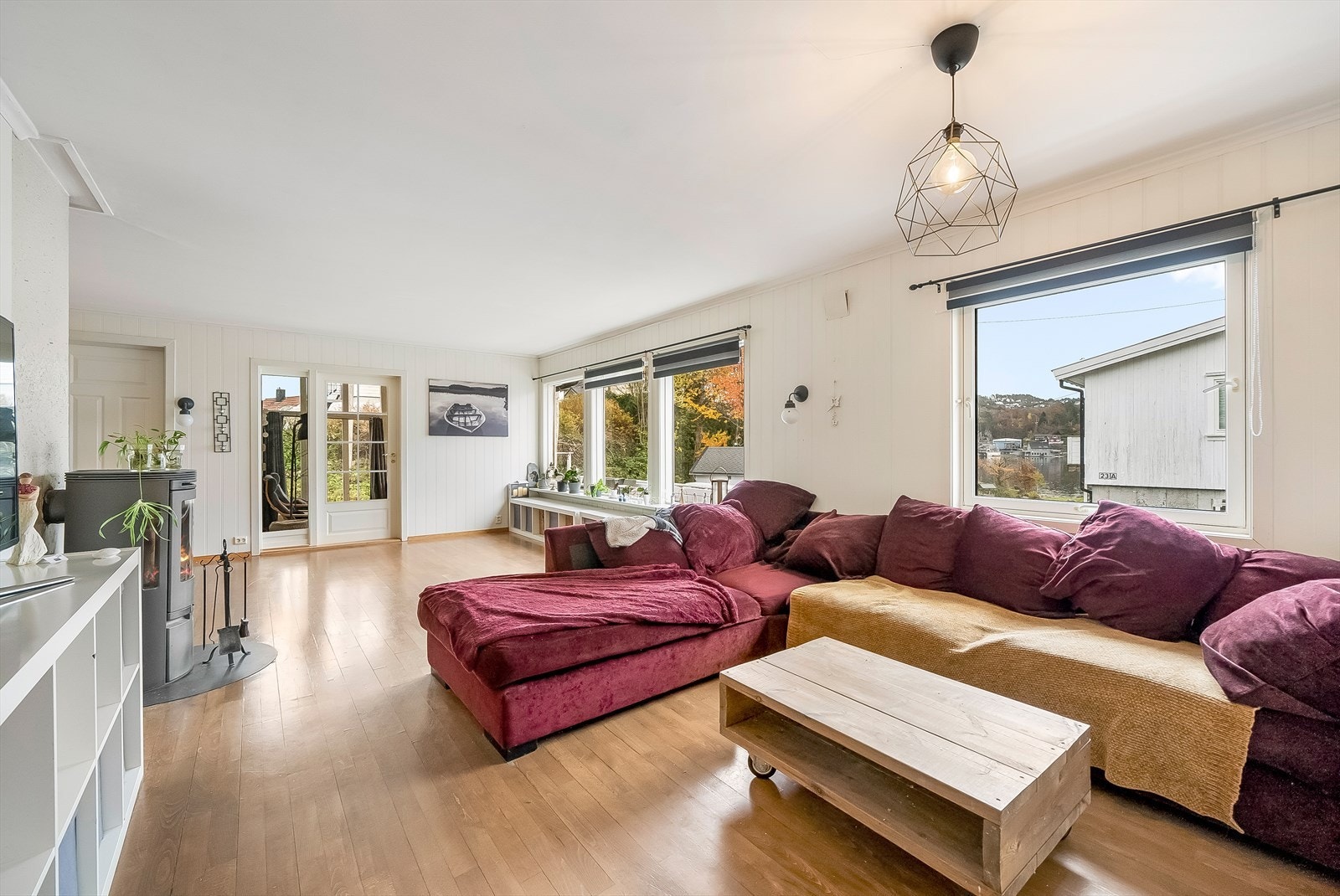 Vinkelstue gir muligheter for møblering i soner. Galleribilde