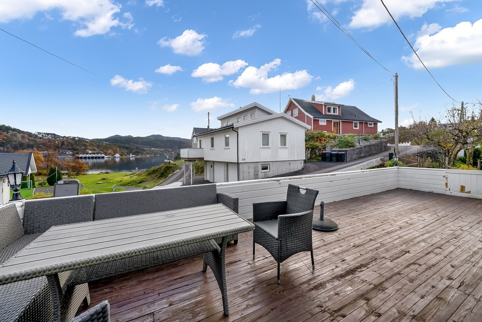 Fra terrassen kan man nyte utsikten mot sjøen og friområdet. Galleribilde