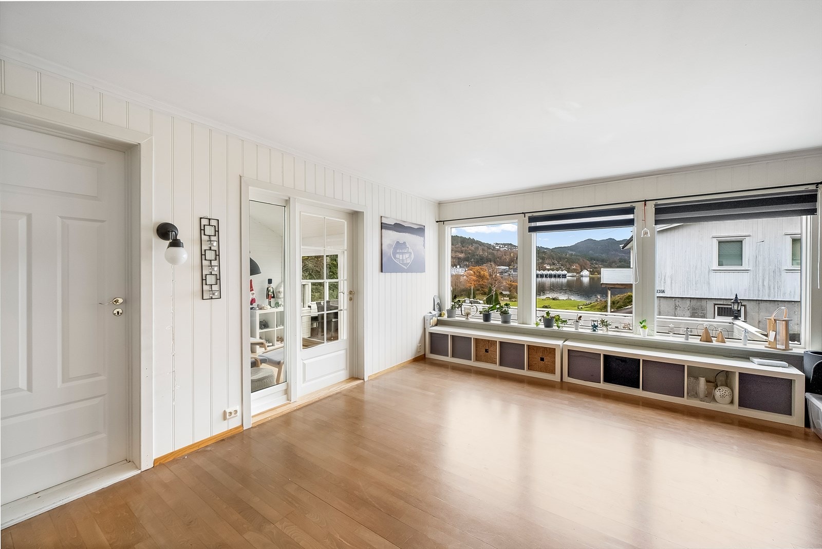 Utsikten mot sjøen kan nytes fra stua. Galleribilde