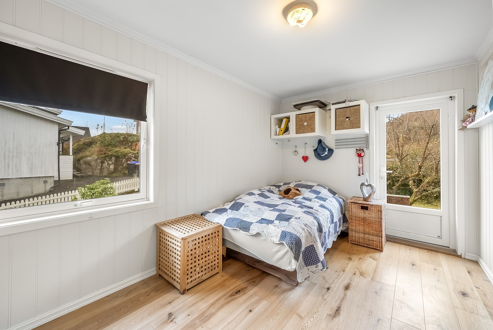 Hovedsoverom med utgang til terrasse på baksiden og eget bad. Galleribilde