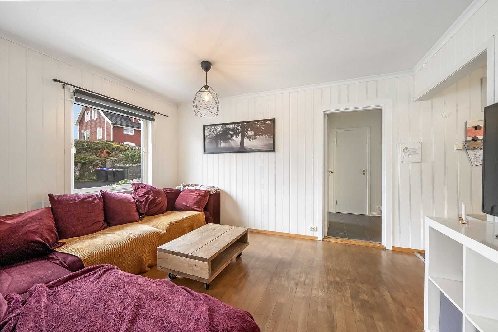 Åpning til kjøkken fra stue på 2 sider. Galleribilde