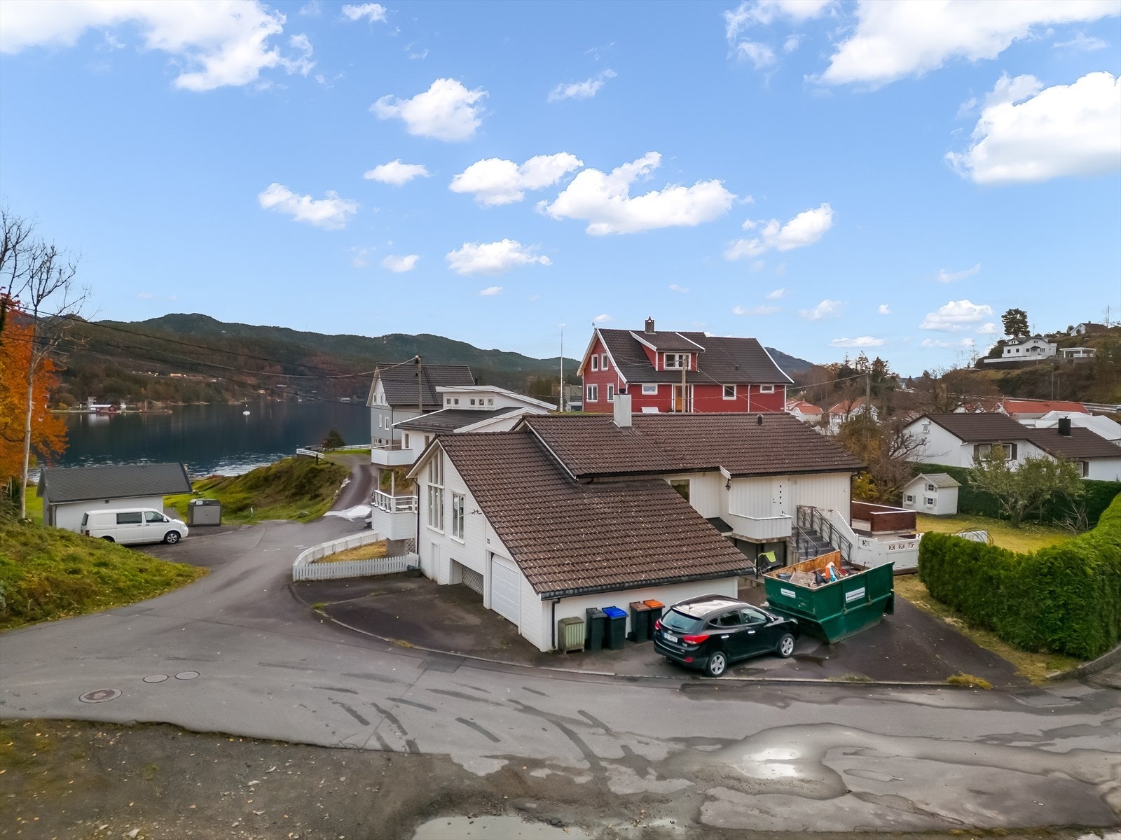 Kort avstand til badeplass og friområde med sandstrand, brygge, balløkke og grøntområde. Galleribilde
